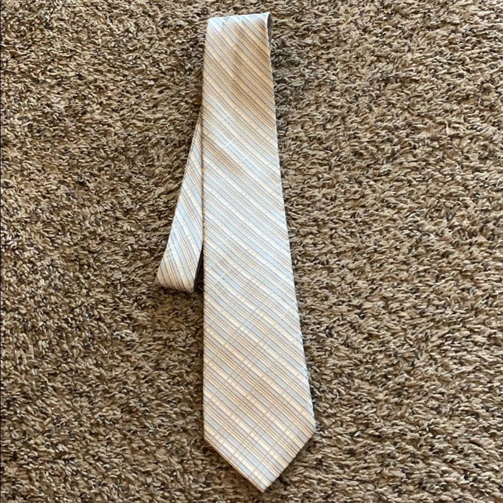 Light tan/cream/gold Van Heusen silk tie.